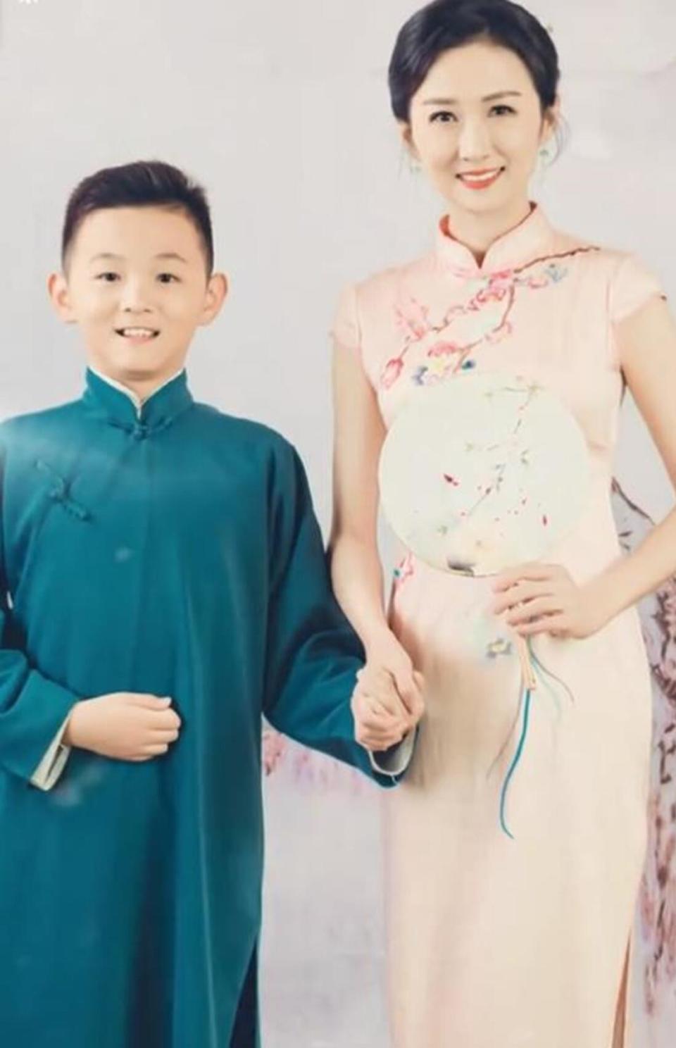 刘佳佳被传去世多年后露面，首晒母子合照，儿子五官像妈妈很帅气-第3张图片-旧杳电影网