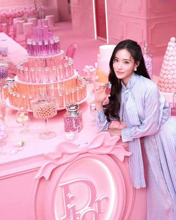 小S二女儿Lily身姿窈窕 笑容甜美气质优雅-第3张图片-旧杳电影网