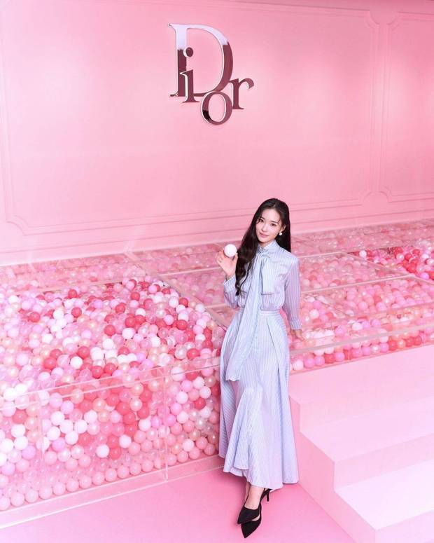 小S二女儿Lily身姿窈窕 笑容甜美气质优雅-第5张图片-旧杳电影网