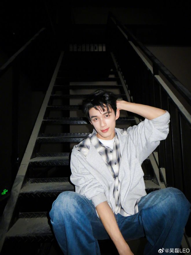 吴磊火速辟谣“床照”风波，白珊珊说被盗号，微博回应：并没有-第3张图片-旧杳电影网