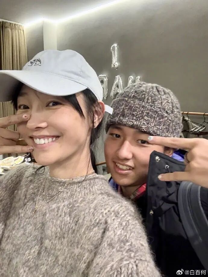 41岁白百何晒与大儿子合影 元宝正脸照曝光-第1张图片-旧杳电影网 41岁白百何晒与大儿子合影 元宝正脸照曝光-第1张图片-旧杳电影网