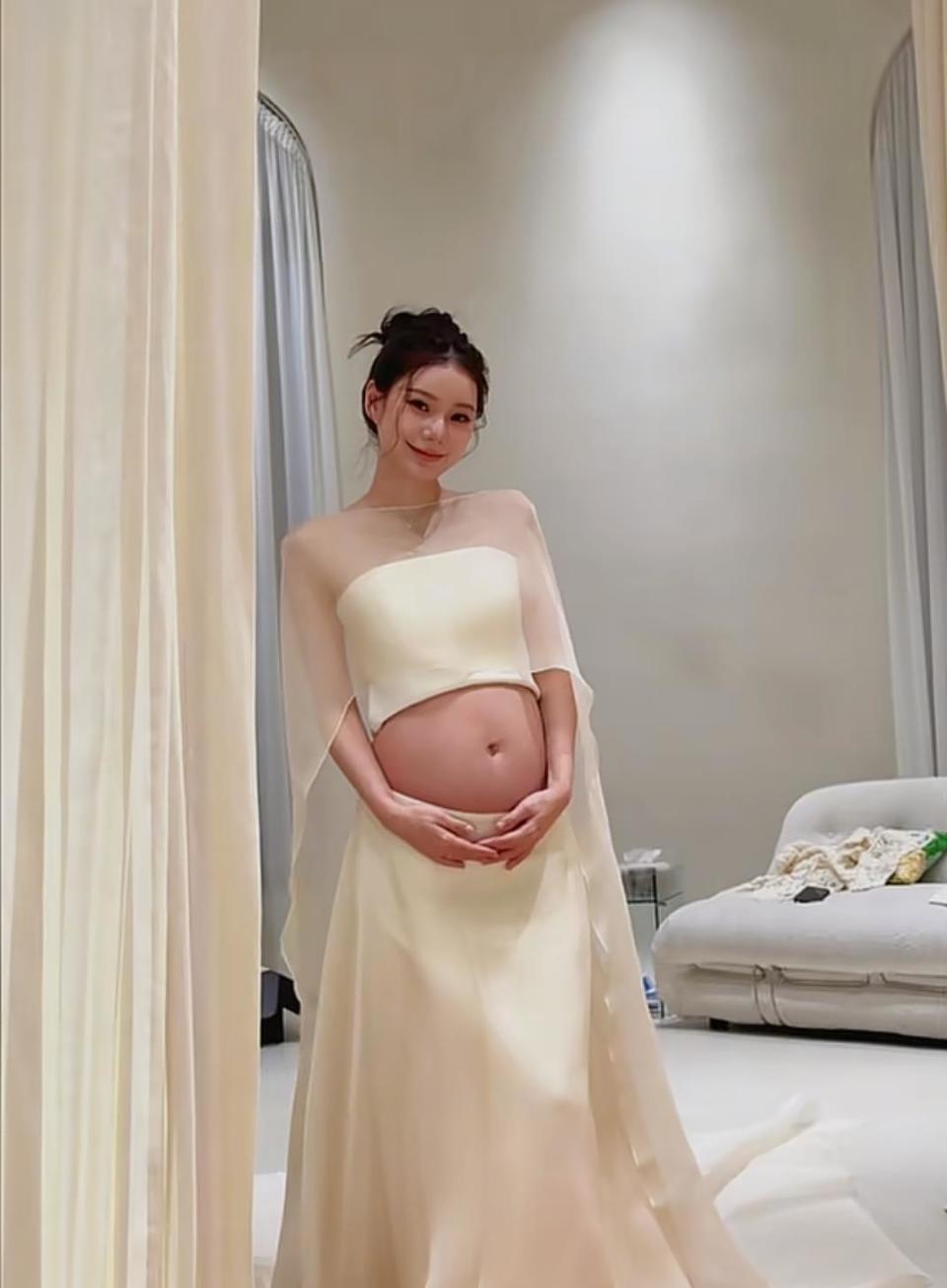 马筱梅拍孕妇写真,露出大孕肚后惹来不少争议!网友:铁定是女孩-第7张图片-旧杳电影网 马筱梅拍孕妇写真,露出大孕肚后惹来不少争议!网友:铁定是女孩-第7张图片-旧杳电影网