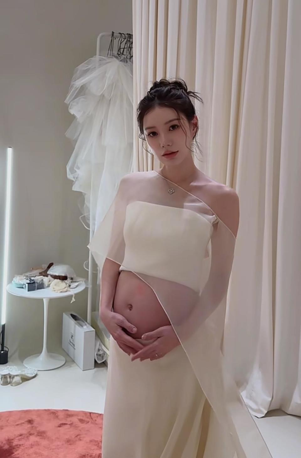 马筱梅拍孕妇写真,露出大孕肚后惹来不少争议!网友:铁定是女孩-第8张图片-旧杳电影网 马筱梅拍孕妇写真,露出大孕肚后惹来不少争议!网友:铁定是女孩-第8张图片-旧杳电影网