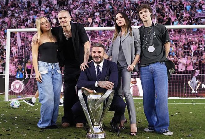 贝克汉姆大儿子拉黑爸妈大决裂!贝嫂强颜欢笑过节,弟弟求和被哥哥狠拒?-第3张图片-旧杳电影网 贝克汉姆大儿子拉黑爸妈大决裂!贝嫂强颜欢笑过节,弟弟求和被哥哥狠拒?-第3张图片-旧杳电影网