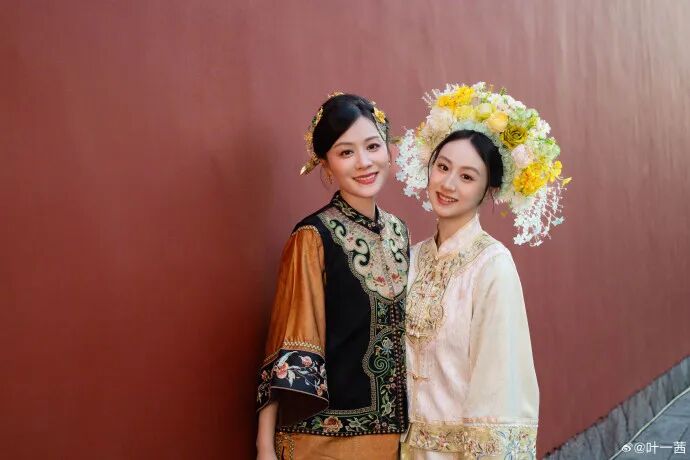 叶一茜晒与女儿森碟簪花合照：不必追光 你自成花-第1张图片-旧杳电影网