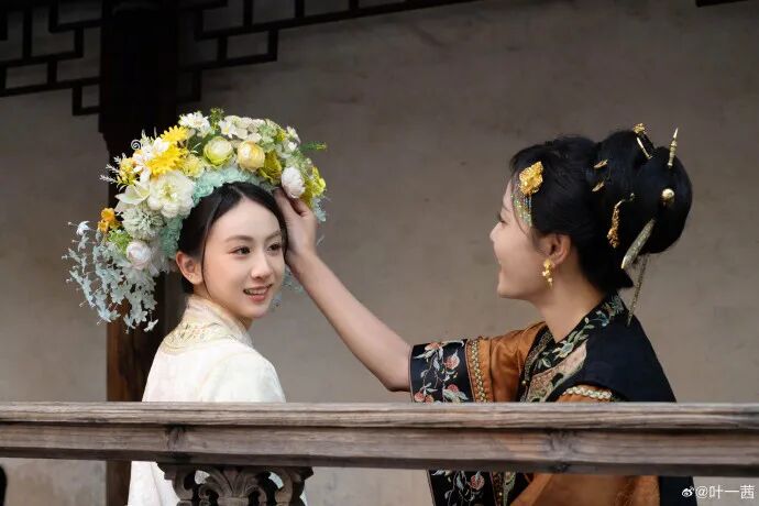 叶一茜晒与女儿森碟簪花合照：不必追光 你自成花-第2张图片-旧杳电影网