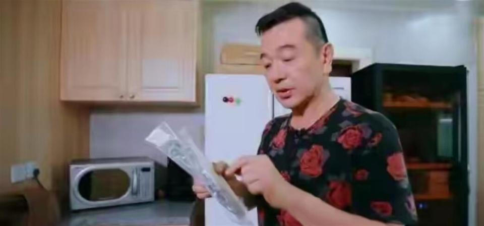 明明不差钱，却节俭到倪萍都看不下去，零绯闻的他戏里戏外反差大-第12张图片-旧杳电影网