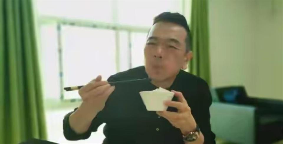 明明不差钱，却节俭到倪萍都看不下去，零绯闻的他戏里戏外反差大-第30张图片-旧杳电影网