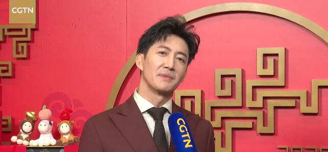 王阳亮相总台春晚彩排现场 用流利英语送祝福-第1张图片-旧杳电影网