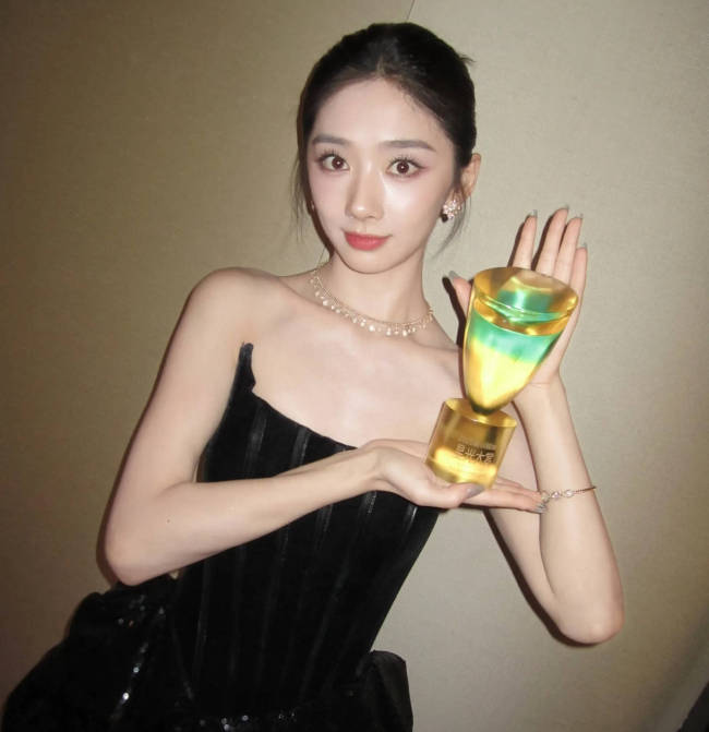 王影璐发文回应“抢座位”争议-第2张图片-旧杳电影网