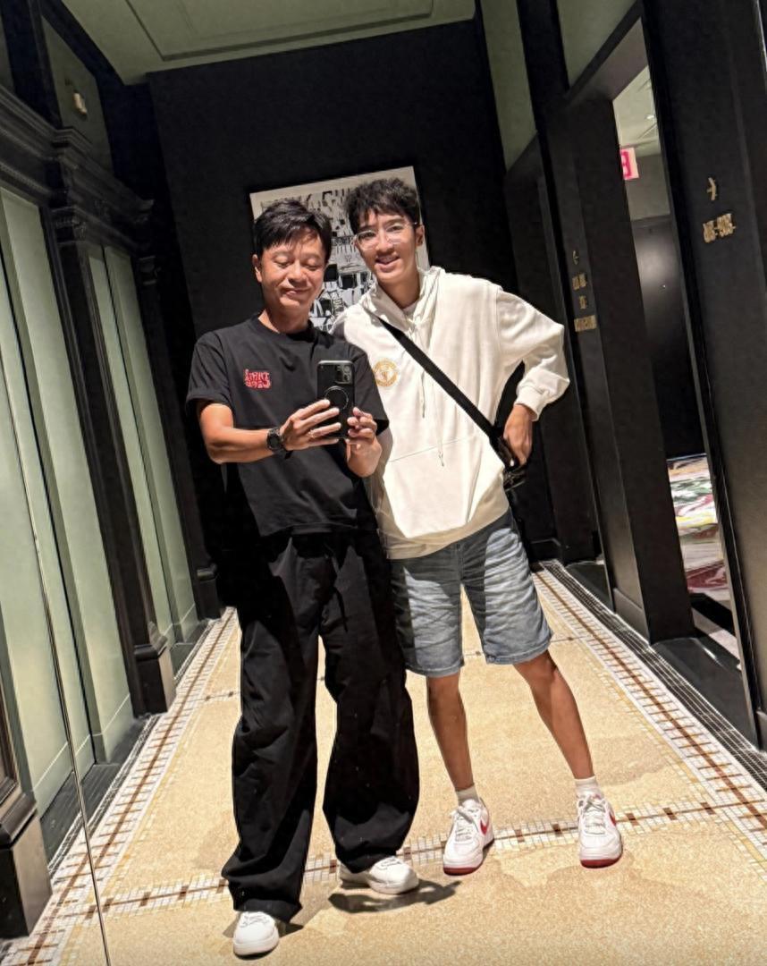 李克勤18岁长子回香港探亲，全家外出吃火锅，卢淑仪搭肩俩子合照-第1张图片-旧杳电影网