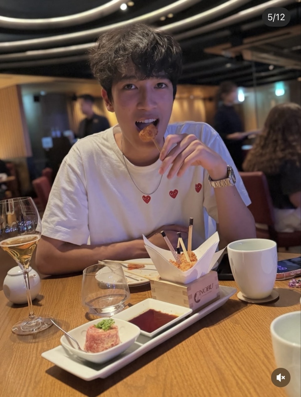 李克勤18岁长子回香港探亲，全家外出吃火锅，卢淑仪搭肩俩子合照-第3张图片-旧杳电影网