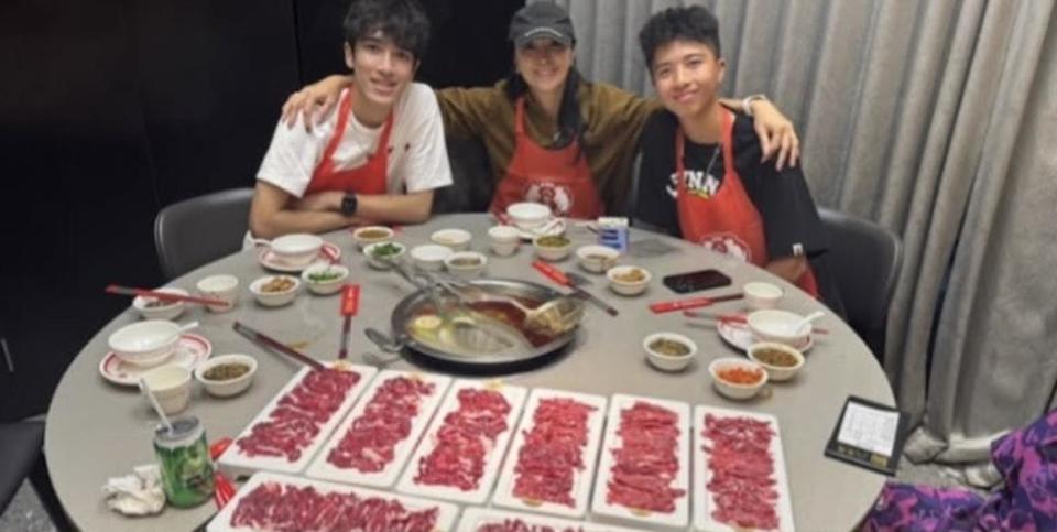 李克勤18岁长子回香港探亲，全家外出吃火锅，卢淑仪搭肩俩子合照-第2张图片-旧杳电影网