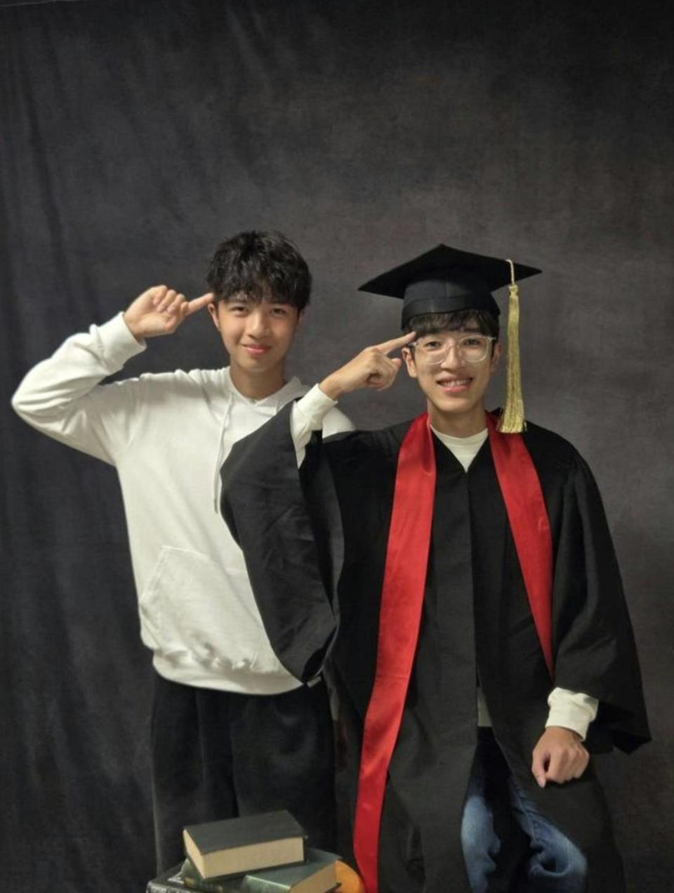 李克勤18岁长子回香港探亲，全家外出吃火锅，卢淑仪搭肩俩子合照-第6张图片-旧杳电影网