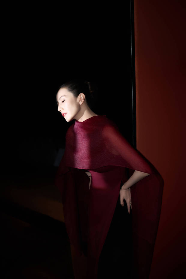 高圆圆穿酒红色纱裙美貌养眼 尽显女神范-第2张图片-旧杳电影网 高圆圆穿酒红色纱裙美貌养眼 尽显女神范-第2张图片-旧杳电影网